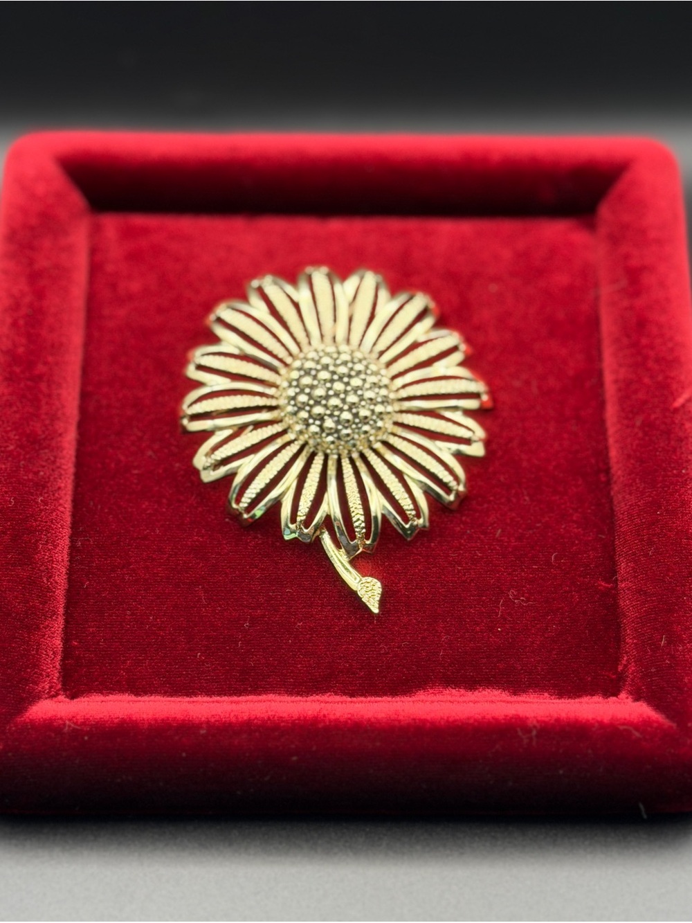 Vintage Sarah Coventry Daisy Flower Brooch Gold Tone Pin